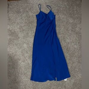 Blue button-up midi dress from Cider
Size: Small